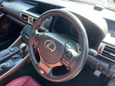 2014 Lexus IS300h - Thumbnail