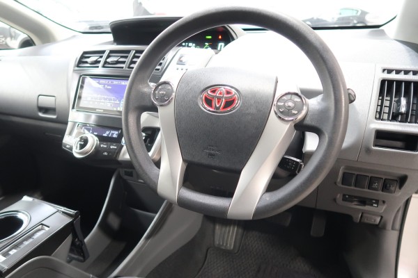 Toyota Prius ALPHA 2011