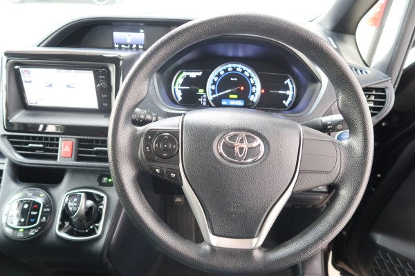 Toyota Noah HYBRID X 2015