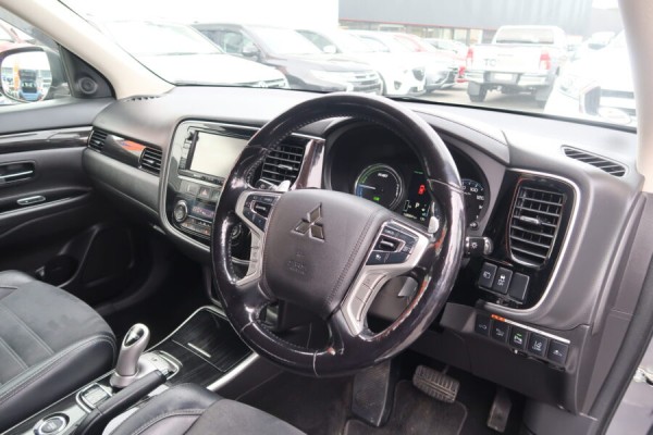 Mitsubishi Outlander PHEV G 2015