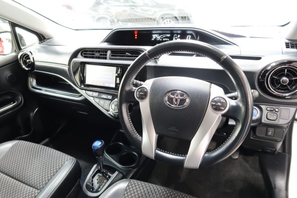 Toyota Aqua X URBAN 2015