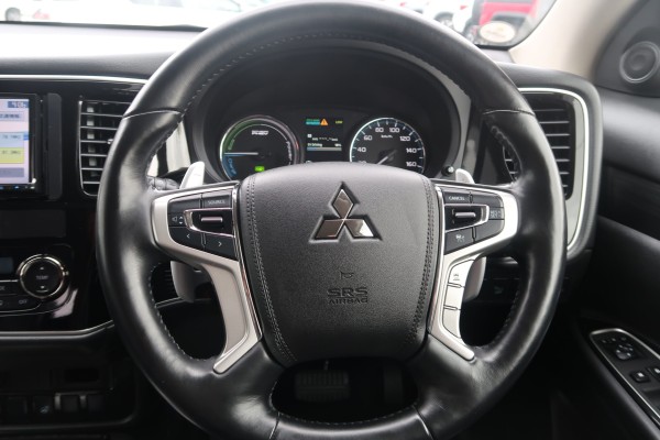 Mitsubishi Outlander PHEV G 2015