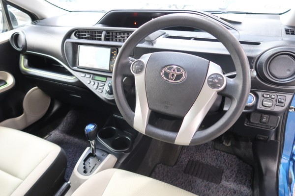 Toyota Aqua S HYBRID 2011